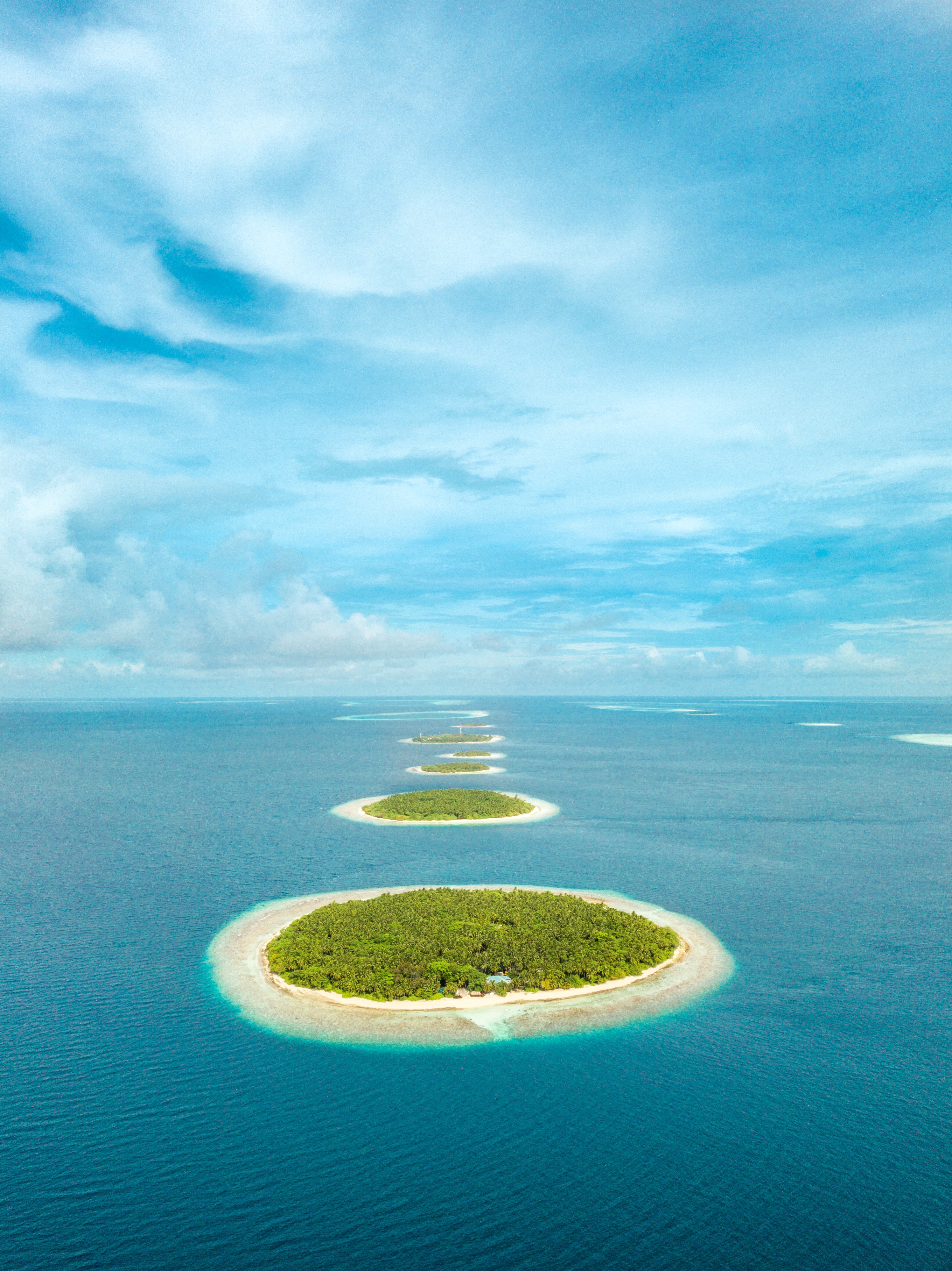 Островок. Пейзаж острова. Маленький остров в океане. Островок в океане. Красивый небольшой остров.